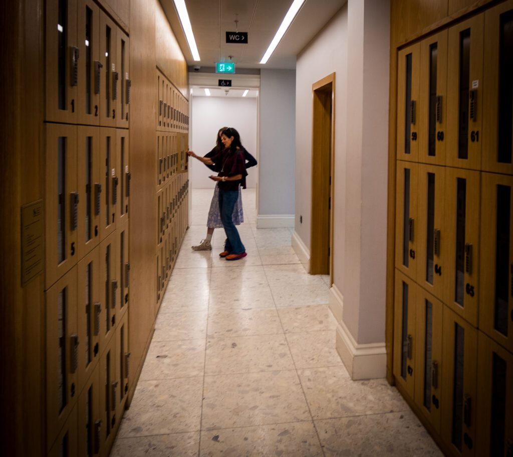 A row of lockers with a sign to the toilets