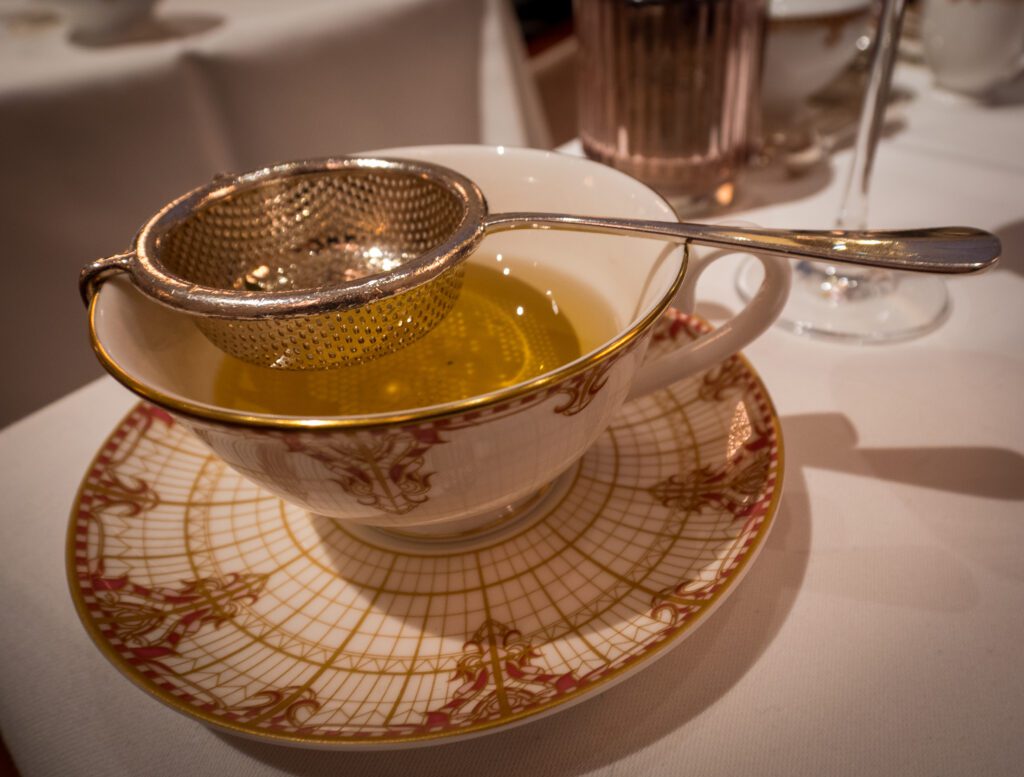 Tea cup with strainer