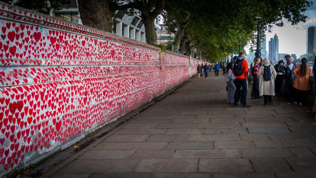 A wall covered in red hearts representing people who died in the Covid pandemic